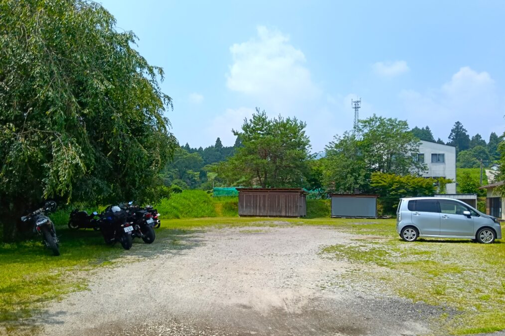 田峯城の駐車場は広め