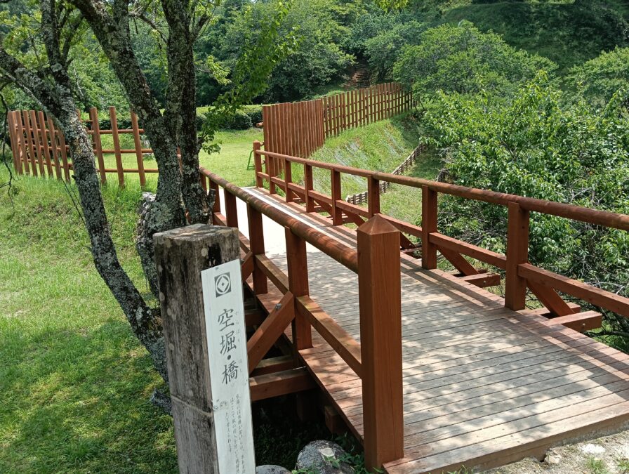 空堀と復元橋がお出迎え